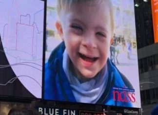 Vogëlushi shqiptar pushton ekranin gjigant të “Time Square”, në New York (FOTO)