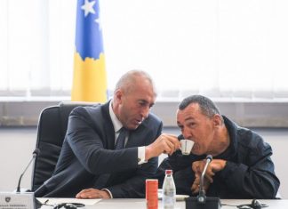 Haradinaj shërben me kafe pjesëtarin e “Handikos” (FOTO)