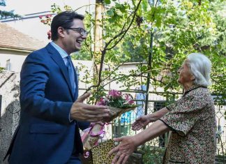 Takim emocionues, presidentit Penadarovski takon mësuesen e tij të parë