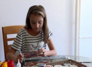 Nxënësja nga Prishtina shet pikturat për të blerë ilaçe për vete