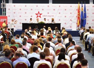 Dorëhiqet një funksionar i lartë i LSDM-së (FOTO)