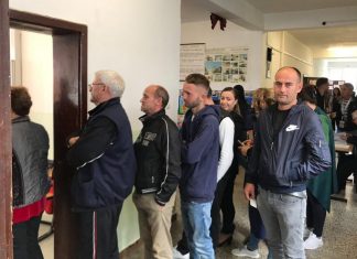 Kolona në rrugë e rradhë të gjata votuesish në vendvotime, interesim i jashtzakonshëm (FOTO/VIDEO)