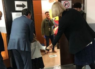 Nuk kishte të drejtë vote, por gruaja e Albin Kurtit e bëri këtë veprim (FOTO)