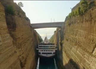 E pabesueshme por kjo anije gjigante kalon në ngushticën më të vogël (FOTO)