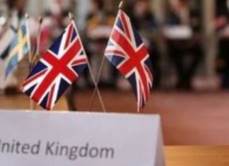 Ambasada Britanike i reagon Vuçiqit për flamurin kuqezi në zyrën e Albin Kurtit