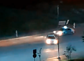 Kur i’a ‘vjedh’ babait veturën: Dy shoferë vozisin si të çmendur në rrugët e Prishtinës (VIDEO)