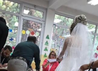 Interesim i madh: Edhe nusja me vello shkon për të votuar (FOTO)