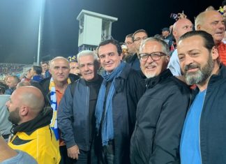 Albin Kurti për herë të parë në stadium ndjek ndeshjen e Kosovës