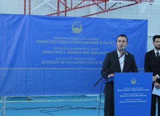 Ministri i Arsimit Arbër Ademi reagon për protestat kundër shkollave shqipe: Absurde dhe jonormale