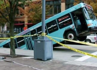 U ndal në të kuqen, autobusi përfundon në një gropë që u hap befasisht në mes të rrugës