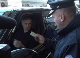Momenti kur polici i Kosovës kthen pas drejtorin e Crvena Zvezdas: Është urdhër i Qeverisë së Kosovës (VIDEO)