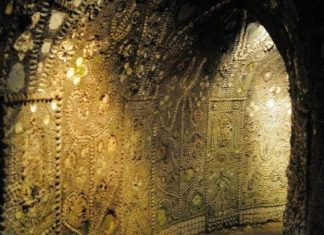 Po gërmonte në oborr kur lopatën ia “gëlltiti” dheu, zbuloi shpellën nëntokësore që ia ndërroi jetën gjithë banorëve të qytetit