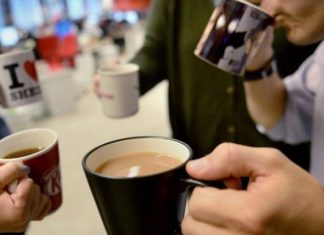 Tre ose më shumë filxhanë kafe ose çaj në ditë? Të dhënat e këtij studimi duhet t’i dini patjetër