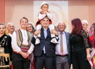 ‘Kemi Bajram e Pashkë, por Shqiptarinë e kemi bashkë!’ , Meta kujton Fishtën e feston me simbolin e shqiponjës