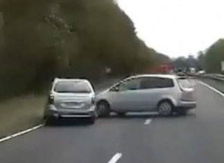 I hedh mbeturina nga xhami i makinës, shikoni se si një shofer humb përqëndrimin dhe aksidentohet