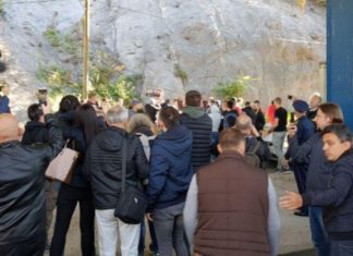 Tensione në Veri të Kosovës: Policia nuk lejon futbollistët të hyjnë në kufi, ata këndojnë “Oj Kosovë o vendi im”