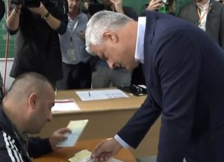 Thaçi kërkon veten në listën e votimit, nuk mund ta gjejë emrin (FOTO)