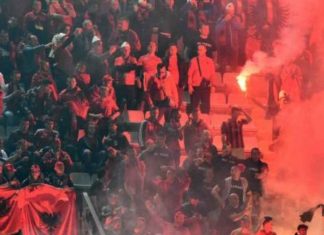 “Vëllezërit Turq” bllokojnë tifozët shqiptarë, madje ua marrin edhe flamujt kombëtarë