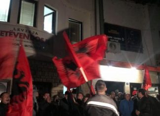 Vetëvendosje nis festën në Mitrovicë (VIDEO)