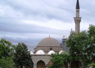 Studentët maqedonas peticion kundër ezanit në Shkup