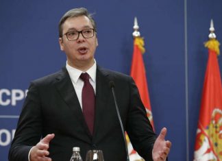 Momenti kur Aleksandar Vuçiq rrethohet nga forcat e shumta të sigurisë në Durrës (VIDEO)