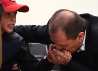 Momente prekëse, babai i puth duart, motrat e përkedhelin, ja momenti kur Alvin takohet me familjen