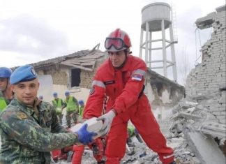 Serbia e ‘njeh’ Kosovën, në dhimbje harrohen edhe kufijtë, ushtari serb dhe i Kosovës ndihmojnë së bashku (FOTO)