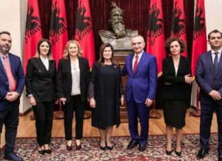 Betim në Presidencë: Meta shpall nën delir krijimin e Kushtetueses me Xhaferllarin, heshtje nga ndërkombëtarët
