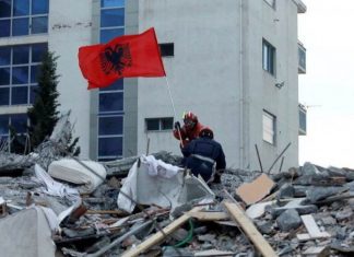 Fotoja që u bë virale në rrjet: Flamuri mbi rrënojat