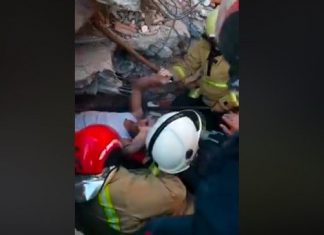 Momenti emocionues kur 33 vjeçari nxirret i gjallë nga rrënojat (VIDEO)