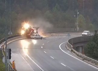 Pamje si nëpër filma: Makina përplas kamionin dhe e nxjerr nga rruga (VIDEO)