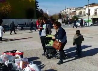 Emocionuese, nëna heq fëmijën nga karroca për t’ia dhuruar karrocën të lënduarve nga tërmeti