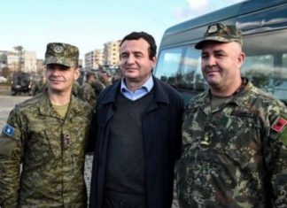 Fotografia simbolike e Albin Kurtit, i bën bashkë dy ushtritë