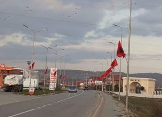 Rreth 300 flamuj kombëtarë vendosen në rrugën që të çon për në Serbi (FOTO)