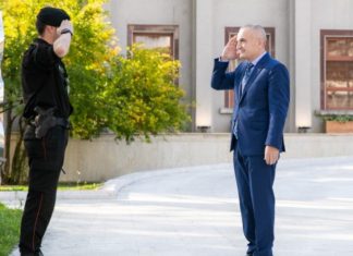 Unë i pari, ti i dyti: Meta nderon me dorë ushtarin flet për luftë në mbrojtje të Republikës