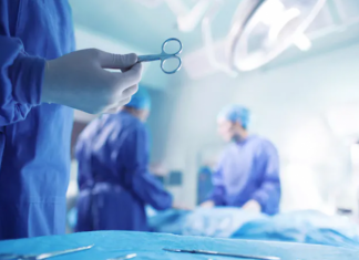 E pazaknotë shqiptarit i nxjerrin telefonin nga stomaku