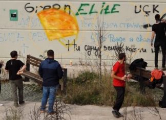 Shqiptarë e serbë bashkë krijuan murale në urën e Ibrit (FOTO)