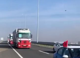 “Ndihmë për vëllezërit tanë”, Kosova sjell tonelata ushqime e ndihma drejt Shqipërisë (VIDEO)
