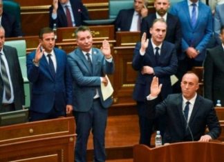 Analistët numërojnë pasojat që Haradinaj i sjelli Kosovës e quajnë qeveri ‘skandalesh’