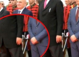 Edi Rama humb kontrollin e duarve dhe dridhet i tëri, shtrëgon fort krahun për të fshehur “tërmetin” në trupin e tij (VIDEO)