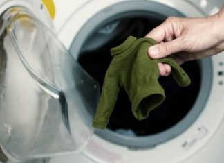 Si të ktheni në gjendjen fillestare rrobat që tkurren në larje (VIDEO)