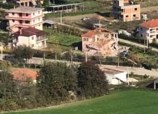 Dhjetëra shtëpi të shkatërruara, askush nuk u ka shkuar në ndihmë (FOTO)