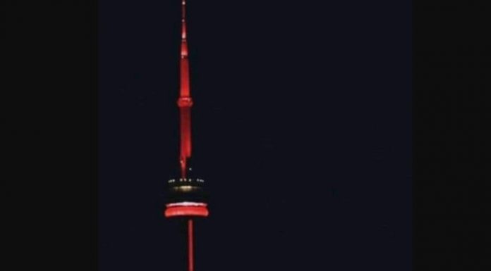 Ndriçohet me ngjyrat Kuq e Zi “CN Tower” në Toronto (FOTO)
