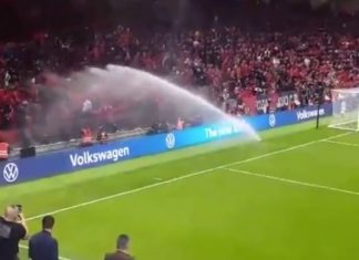 Tifozët kuqezi bëhen qullë në ujë nga problemet e sistemit të vaditjes në stadium (VIDEO)