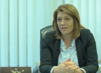 Anëtarja e Lëvizjes BESA porosi drejtoreshës së gjimnazit të Manastirit