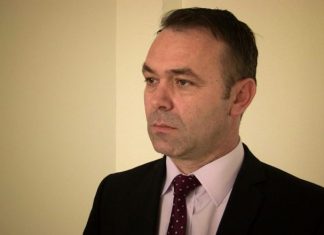 Deputetet nga PDK e AAK i çuan VV-së flamuj kuqezi gjatë betimit, Selimi thotë se bënë mirë