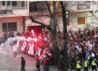 Grupi maqedonas “Komitët” godasin me shkopinj dhe mjete tjera të forta shtetasit e Kosovës