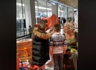 Iu kërkua të këndoj një këngë të krishtlindjeve, vogëlushi shqiptar ia fillon “Xhamadani vija-vija” (VIDEO)