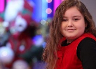 “Dëgjova babin të bërtiste me të madhe”, njihuni me vogëlushen që priste të festonte ditëlindjen dhe theu rrjetin me letrën e saj pas tërmetit