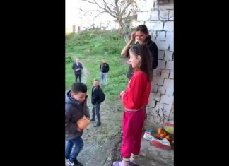 Pamje prekëse, vogëlushi dhuron kursimet e veta për të prekurit nga tërmeti (VIDEO)
